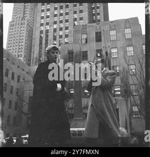 Audrey Hepburn besuchte 1952 New York, USA, wo sie 1952 in Gigi am Broadway in New York spielte. Sie ist mit ihrem damaligen Verlobten James Hanson (ein begeisterter Amateurfotograf) zusammen, der später Lord Hanson wurde. Sie sind im Rockefeller Center. Foto von George Douglas Stockfoto