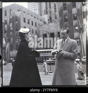 Audrey Hepburn besuchte 1952 New York, USA, wo sie 1952 in Gigi am Broadway in New York spielte. Sie ist mit ihrem damaligen Verlobten James Hanson (ein begeisterter Amateurfotograf) zusammen, der später Lord Hanson wurde. Sie sind im Rockerfeller Center. Foto von George Douglas Stockfoto