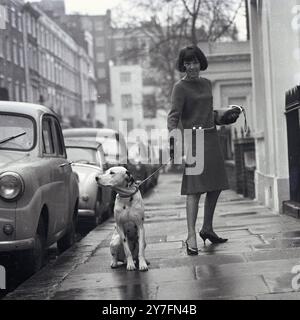 Mary Quant und dalmatinischer Hund in Chelsea, London, 1963. b. 1934. Die Modekönigin der 1960er Jahre, die den Minirock und die Hot Hosen in die tägliche Kleidung brachte und Pionierarbeit für erschwingliche, lustige Mode für junge Menschen leistete. Foto von George Douglas Stockfoto