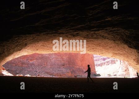 Einsamer Mann, der in einer Grand Canyon-Höhle läuft, AZ, USA Stockfoto