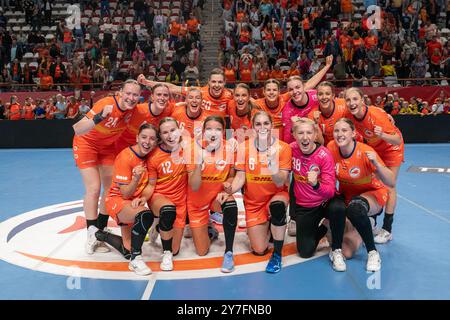 Almere, Nederland. September 2024. ALMERE, NEDERLAND - 28. SEPTEMBER: Overwiiningsfoto traf Romee Maarschalkerweerd, Alieke van Maurik, Nathalie Hendrikse, Inger Smits, Larissa Nusser, Lois van Vliet, Bianca Schanssema, Kim Molenaar en Isa Ternede., Kelly Vollebregt, Bo van Wetering, Merel Freriks, Laura van der Heijden, Yara ten holte en Judith van der Helm während des Freundschaftsspiels zwischen den Niederlanden und Serbien am 28. September 2024 in Almere, Nederland. (Foto von Henk Seppen/Orange Pictures) Credit: Orange Pics BV/Alamy Live News Stockfoto