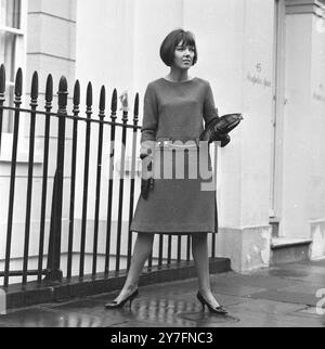 Mary Quant in Chelsea, London, 1963. b. 1934. Die Modekönigin der 1960er Jahre, die den Minirock und die Hot Hosen in die tägliche Kleidung brachte und Pionierarbeit für erschwingliche, lustige Mode für junge Menschen leistete. Foto von George Douglas Stockfoto