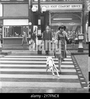 Mary Quant in Chelsea, London, 1963. b. 1934. Die Modekönigin der 1960er Jahre, die den Minirock und die Hot Hosen in die tägliche Kleidung brachte und Pionierarbeit für erschwingliche, lustige Mode für junge Menschen leistete. Foto von George Douglas Stockfoto