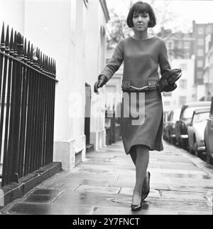 Mary Quant in Chelsea, London, 1963. b. 1934. Die Modekönigin der 1960er Jahre, die den Minirock und die Hot Hosen in die tägliche Kleidung brachte und Pionierarbeit für erschwingliche, lustige Mode für junge Menschen leistete. Foto von George Douglas Stockfoto