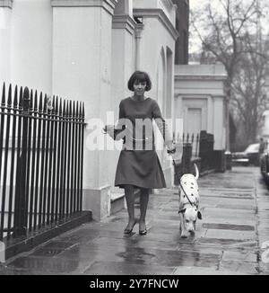 Mary Quant und dalmatinischer Hund in Chelsea, London, 1963. b. 1934. Die Modekönigin der 1960er Jahre, die den Minirock und die Hot Hosen in die tägliche Kleidung brachte und Pionierarbeit für erschwingliche, lustige Mode für junge Menschen leistete. Foto von George Douglas Stockfoto