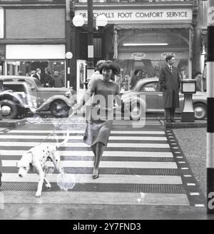 Mary Quant in Chelsea, London, 1963. b. 1934. Die Modekönigin der 1960er Jahre, die den Minirock und die Hot Hosen in die tägliche Kleidung brachte und Pionierarbeit für erschwingliche, lustige Mode für junge Menschen leistete. Foto von George Douglas Stockfoto