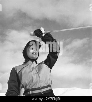 June Allysons, US-amerikanische Schauspielerin (1917–2006) im Skigebiet Sun Valley, Idaho, USA. 1948 oder 1949. Foto von George Douglas Stockfoto