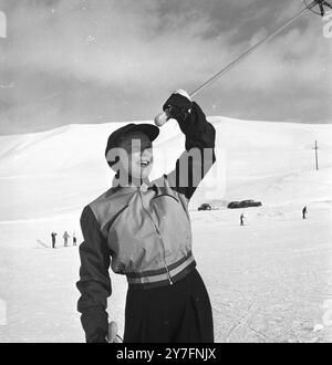 June Allysons, US-amerikanische Schauspielerin (1917–2006) im Skigebiet Sun Valley, Idaho, USA. 1948 oder 1949. Foto von George Douglas Stockfoto