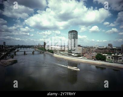 Mit Blick auf die Themse in London, England. Big Ben und die Parlamentsgebäude sind in der Ferne zu sehen . ©TopFoto Stockfoto