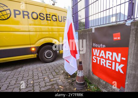 Hamburg, Deutschland. 30. September 2024. Ein Poster mit der Aufschrift "Warning Strike" hängt an einer Prosegur-Niederlassung in Hamburg. Verdi hat zu einem ganztägigen Streik im Bargeld- und Werttransport aufgerufen. Quelle: Bodo Marks/dpa/Alamy Live News Stockfoto