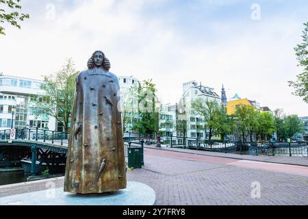 Amsterdam, Niederlande - 12. Juni 2019: Tagesansicht des Spinoza-Monuments auf dem Zwanenburgwal in Amsterdam, Niederlande. Stockfoto