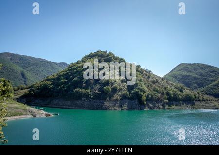 Turano See. Die Dörfer Castel di Tora und Colle di Tora sowie Ascrea und Paganico Sabino bieten einen atemberaubenden Blick auf den See. Stockfoto