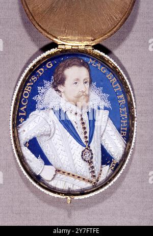 Miniatur von James I. von Isaac Oliver in der National Portrait Gallery, Schottland. James I. (1603-25 n. Chr.) – James I. wurde 1566 als Sohn von Mary Queen of Scots und ihrem zweiten Ehemann Henry Stewart, Lord Darnley, geboren. Er stammte von den Tudoren durch Margaret, Tochter Heinrichs VII. Ab: Sowohl Mary Queen of Scots als auch Henry Stewart waren Enkel von Margaret Tudor. James bestieg den schottischen Thron nach der Abdankung seiner Mutter 1567, aber Schottland wurde von Regenten regiert, bis James seine Mehrheit erreichte. 1589 heiratete er Anne von Dänemark, die ihm drei Söhne und vier Töchter gebar: Henry, Elizabe Stockfoto