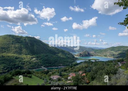 Turano See. Die Dörfer Castel di Tora und Colle di Tora sowie Ascrea und Paganico Sabino bieten einen atemberaubenden Blick auf den See. Stockfoto