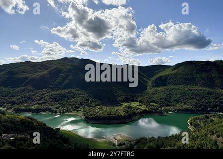 Turano See. Die Dörfer Castel di Tora und Colle di Tora sowie Ascrea und Paganico Sabino bieten einen atemberaubenden Blick auf den See. Stockfoto