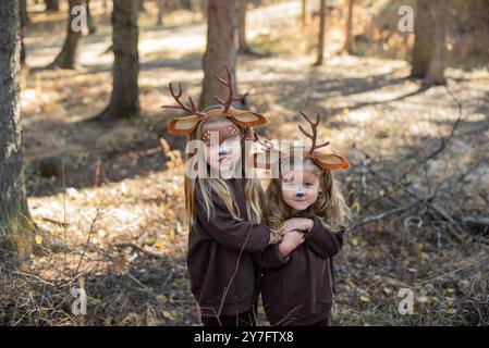 Junge Schwestern in handgemachten Hirschkostümen für Halloween Stockfoto