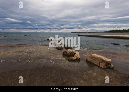 Wunderschöne mediterrane Küstenlandschaft in Kroatien an einem bewölkten Tag Stockfoto