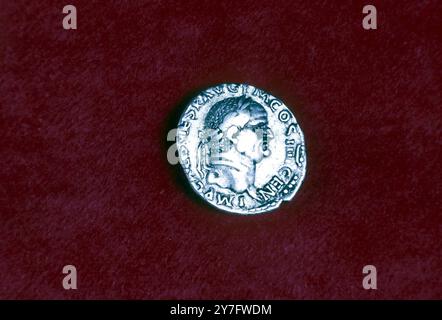 Römische Münze - Vespasian (Titus Flavius Vespasianus) AD9-79. Römischer Kaiser von 69 n. Chr. Er war der Sohn eines Geldgebers und hatte eine bedeutende militärische Karriere. Er wurde von seinen Soldaten zum Kaiser ernannt, während er in Palästina kämpfte. Er reorganisierte die östlichen Provinzen und war ein fähiger Verwalter. Stockfoto