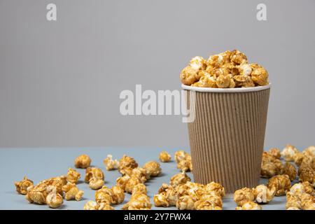 Süßes karamelisiertes Popcorn in einem Eimer. Platz für Text. Stockfoto