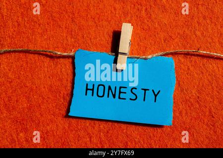 Ehrliche Nachricht geschrieben auf zerrissenem blauem, zerrissenem Papierstück auf orangem Hintergrund. Konzeptuelles Ehrensymbol. Kopierbereich. Stockfoto