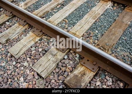 Rustikale Bahngleise schließen Holzpaneele Stockfoto