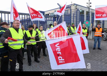 Hamburg, Deutschland. 30. September 2024. Teilnehmer an einem Streikstand vor einer Prosegur-Niederlassung in Hamburg. Verdi hat zu einem ganztägigen Streik für Bargeld und Wertsachen aufgerufen. Quelle: Bodo Marks/dpa/Alamy Live News Stockfoto