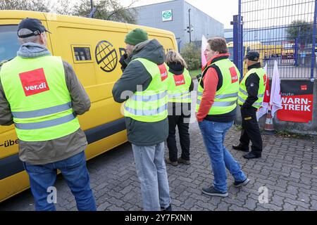 Hamburg, Deutschland. 30. September 2024. Teilnehmer an einem Streikstand neben einem gepanzerten Wagen vor einer Prosegur-Niederlassung in Hamburg. Verdi hat zu einem ganztägigen Streik für Bargeld und Wertsachen aufgerufen. Quelle: Bodo Marks/dpa/Alamy Live News Stockfoto