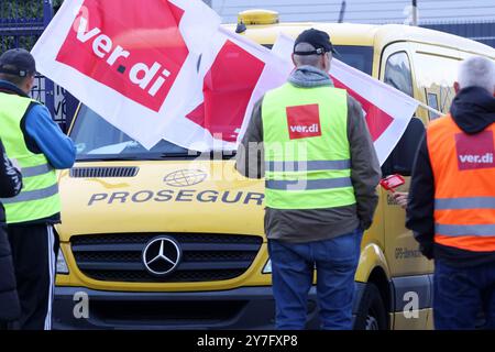 Hamburg, Deutschland. 30. September 2024. Teilnehmer an einem Streikstand vor einer Prosegur-Niederlassung in Hamburg an einem gepanzerten Wagen. Verdi hat zu einem ganztägigen Streik für Bargeld und Wertsachen aufgerufen. Quelle: Bodo Marks/dpa/Alamy Live News Stockfoto