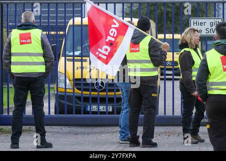 Hamburg, Deutschland. 30. September 2024. Teilnehmer an einem Streikstand vor einer Prosegur-Niederlassung in Hamburg. Verdi hat zu einem ganztägigen Streik für Bargeld und Wertsachen aufgerufen. Quelle: Bodo Marks/dpa/Alamy Live News Stockfoto