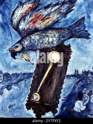 Marc Chagall) (* 7. Juli 1887 bis 28. März 1985) war ein französischer Maler aus Weißrussland. Unter den gefeierten Malern des 20. Jahrhunderts wird er oft mit der surrealistischen Bewegung in Verbindung gebracht. Fiddler: In Chagalls Dorf Vitebsk machte der Fiedler Musik an den Kreuzpunkten des Lebens (Geburt, Hochzeit, Tod). Hering (oft auch als fliegender Fisch gemalt): Erinnert an Chagalls Vater, der in einer Fischfabrik arbeitete Pendulum Uhr: Zeit, und bescheidenes Leben (zur Zeit der Strafverfolgung an der Loire scheint das Pendel mit Gewalt in die Holzkiste des p Stockfoto