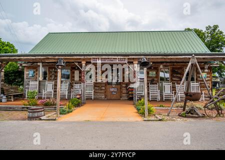 Ein typisches frühes Dorf, das in einer Blockhütte mit einem Zimmer in Memphis lebt. Stockfoto