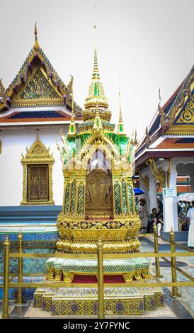 Bangkok. Der große Palast oder Königspalast (Wat Phra Kaew). Die Ordinationshalle ist von acht bai sema (Grenzsteinschreinen) und zwölf Pavillons umgeben. Stockfoto