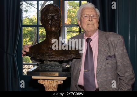 29. SEPTEMBER 2024 Acteur Paul van Gorcum krijgt bronzen borstbeeld in Koninklijke Schouwburg den HAAG, NIEDERLANDE - 29. SEPTEMBER: Paul van Gorcum krijgt bronzen borstbeeld in Koninklijke Schouwburg den Haag am 29. September 2024 in den Haag, Niederlande. Foto: Marcel Koch/BSR Agency 70787018.jpg den Haag Koninklijke Schouwburg den Haag Niederlande Inhalte können nicht direkt oder indirekt über Dritte in den Niederlanden weiterverbreitet werden. Copyright: XBSRxAgencyx Stockfoto