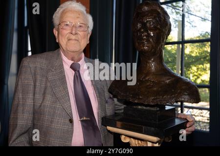 29. SEPTEMBER 2024 Acteur Paul van Gorcum krijgt bronzen borstbeeld in Koninklijke Schouwburg den HAAG, NIEDERLANDE - 29. SEPTEMBER: Paul van Gorcum krijgt bronzen borstbeeld in Koninklijke Schouwburg den Haag am 29. September 2024 in den Haag, Niederlande. Foto: Marcel Koch/BSR Agency 70786707.jpg den Haag Koninklijke Schouwburg den Haag Niederlande Inhalte können nicht direkt oder indirekt über Dritte in den Niederlanden weiterverbreitet werden. Copyright: XBSRxAgencyx Stockfoto