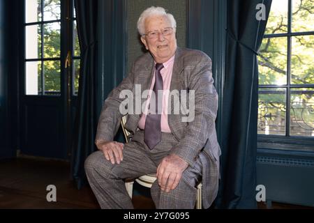 29. SEPTEMBER 2024 Acteur Paul van Gorcum krijgt bronzen borstbeeld in Koninklijke Schouwburg den HAAG, NIEDERLANDE - 29. SEPTEMBER: Paul van Gorcum krijgt bronzen borstbeeld in Koninklijke Schouwburg den Haag am 29. September 2024 in den Haag, Niederlande. Foto: Marcel Koch/BSR Agency 70786408.jpg den Haag Koninklijke Schouwburg den Haag Niederlande Inhalte können nicht direkt oder indirekt über Dritte in den Niederlanden weiterverbreitet werden. Copyright: XBSRxAgencyx Stockfoto