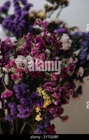 Ein Strauß aus mehrfarbigen getrockneten Blumen Stockfoto