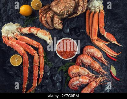 Set mit frischen Meeresfrüchten auf schwarzem Hintergrund Stockfoto