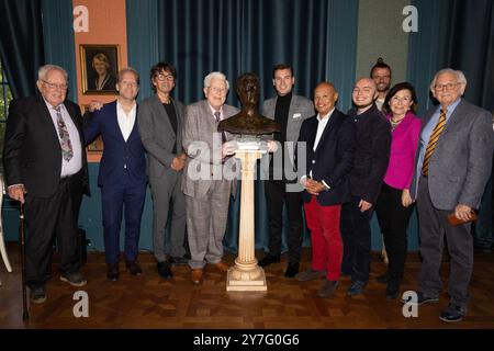 29. SEPTEMBER 2024 Acteur Paul van Gorcum krijgt bronzen borstbeeld in Koninklijke Schouwburg den HAAG, NIEDERLANDE - 29. SEPTEMBER: Paul van Gorcum krijgt bronzen borstbeeld in Koninklijke Schouwburg den Haag am 29. September 2024 in den Haag, Niederlande. Foto: Marcel Koch/BSR Agency 70791071.jpg den Haag Koninklijke Schouwburg den Haag Niederlande Inhalte können nicht direkt oder indirekt über Dritte in den Niederlanden weiterverbreitet werden. Copyright: XBSRxAgencyx Stockfoto