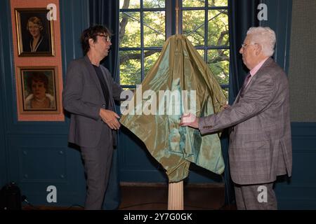 29. SEPTEMBER 2024 Acteur Paul van Gorcum krijgt bronzen borstbeeld in Koninklijke Schouwburg den HAAG, NIEDERLANDE - 29. SEPTEMBER: Paul van Gorcum krijgt bronzen borstbeeld in Koninklijke Schouwburg den Haag am 29. September 2024 in den Haag, Niederlande. Foto: Marcel Koch/BSR Agency 70787315.jpg den Haag Koninklijke Schouwburg den Haag Niederlande Inhalte können nicht direkt oder indirekt über Dritte in den Niederlanden weiterverbreitet werden. Copyright: XBSRxAgencyx Stockfoto