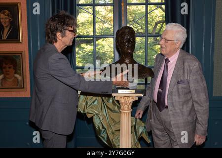 29. SEPTEMBER 2024 Acteur Paul van Gorcum krijgt bronzen borstbeeld in Koninklijke Schouwburg den HAAG, NIEDERLANDE - 29. SEPTEMBER: Paul van Gorcum krijgt bronzen borstbeeld in Koninklijke Schouwburg den Haag am 29. September 2024 in den Haag, Niederlande. Foto: Marcel Koch/BSR Agency 70788040.jpg den Haag Koninklijke Schouwburg den Haag Niederlande Inhalte können nicht direkt oder indirekt über Dritte in den Niederlanden weiterverbreitet werden. Copyright: XBSRxAgencyx Stockfoto