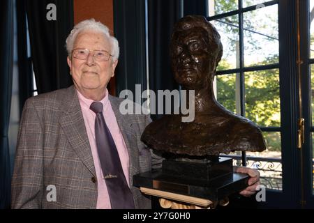 29. SEPTEMBER 2024 Acteur Paul van Gorcum krijgt bronzen borstbeeld in Koninklijke Schouwburg den HAAG, NIEDERLANDE - 29. SEPTEMBER: Paul van Gorcum krijgt bronzen borstbeeld in Koninklijke Schouwburg den Haag am 29. September 2024 in den Haag, Niederlande. Foto: Marcel Koch/BSR Agency 70787767.jpg den Haag Koninklijke Schouwburg den Haag Niederlande Inhalte können nicht direkt oder indirekt über Dritte in den Niederlanden weiterverbreitet werden. Copyright: XBSRxAgencyx Stockfoto