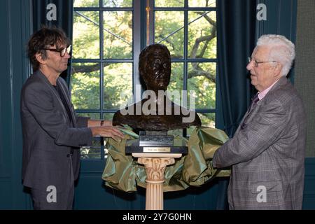 29. SEPTEMBER 2024 Acteur Paul van Gorcum krijgt bronzen borstbeeld in Koninklijke Schouwburg den HAAG, NIEDERLANDE - 29. SEPTEMBER: Paul van Gorcum krijgt bronzen borstbeeld in Koninklijke Schouwburg den Haag am 29. September 2024 in den Haag, Niederlande. Foto: Marcel Koch/BSR Agency 70788483.jpg den Haag Koninklijke Schouwburg den Haag Niederlande Inhalte können nicht direkt oder indirekt über Dritte in den Niederlanden weiterverbreitet werden. Copyright: XBSRxAgencyx Stockfoto