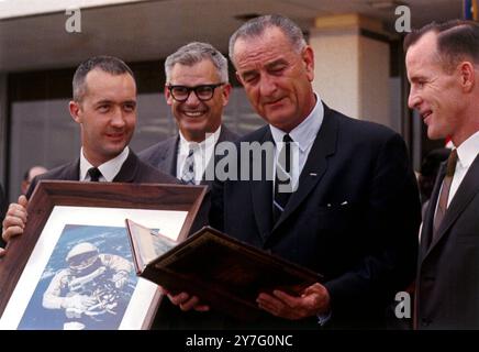 Lyndon Johnson und Astronauten 1965 Stockfoto