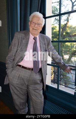 29. SEPTEMBER 2024 Acteur Paul van Gorcum krijgt bronzen borstbeeld in Koninklijke Schouwburg den HAAG, NIEDERLANDE - 29. SEPTEMBER: Paul van Gorcum krijgt bronzen borstbeeld in Koninklijke Schouwburg den Haag am 29. September 2024 in den Haag, Niederlande. Foto: Marcel Koch/BSR Agency 70791502.jpg den Haag Koninklijke Schouwburg den Haag Niederlande Inhalte können nicht direkt oder indirekt über Dritte in den Niederlanden weiterverbreitet werden. Copyright: XBSRxAgencyx Stockfoto