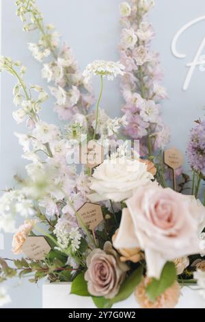 Luxuriöse Hochzeitsfeier Sitztabelle Im Blumendesign Stockfoto