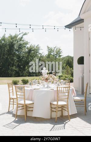 Luxe Hochzeitsempfang Tischdecke und Blumendekor Stockfoto