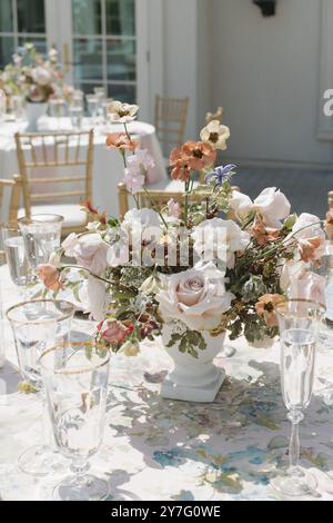 Luxe Hochzeitsempfang Tischdecke und Blumendekor Stockfoto