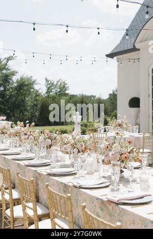 Luxe Hochzeitsempfang Tischdecke und Blumendekor Stockfoto