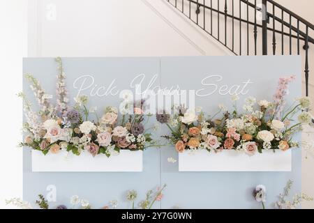 Luxuriöse Hochzeitsfeier Sitztabelle Im Blumendesign Stockfoto