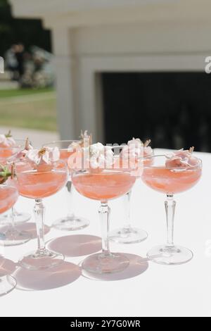 Hochzeitsempfang Pink Signature Drinks Stockfoto